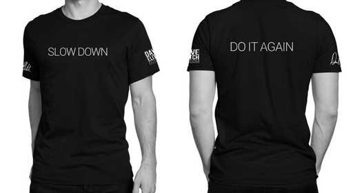 Camiseta escrito: Slow Down na frente, e Do it again nas costas. 